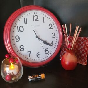 EUC! CLASSIC ROUND BATTERY OPERATED WALL CLOCK + MINI VASE & VOTIVE CANDLE